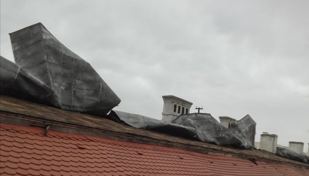 FOTO: Tabla unui acoperiș de pe Nicolae Bălcescu a fost ruptă de vânt FOTO: Tabla unui acoperiș de pe Nicolae Bălcescu a fost ruptă de vânt