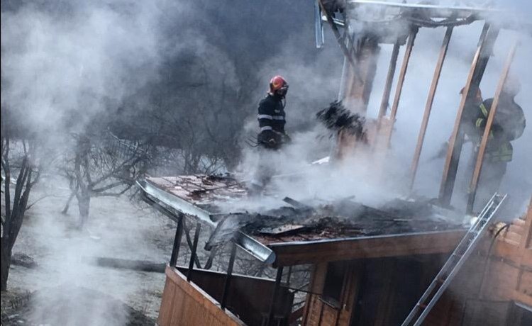 Incendiu la o cabană din lemn în localitatea Râul Sadului Incendiu la o cabană din lemn în localitatea Râul Sadului