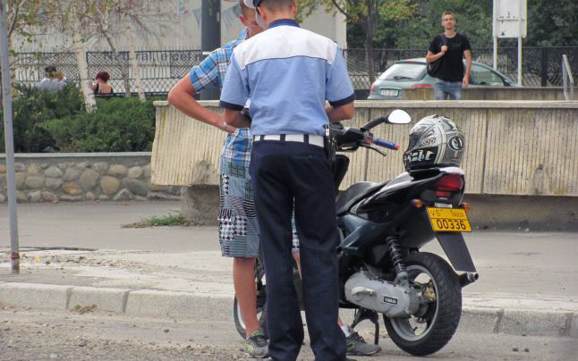 Prinși de către polițiștii rutieri cu mopeduri neînmatriculate, băuți și fără permise de conducere