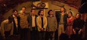 Actorii spectacolului caritabil „Să dai cu căciula în câini”, în vizită cu daruri la Complexul „Prichindelul”