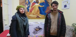 Actorii spectacolului caritabil „Să dai cu căciula în câini”, în vizită cu daruri la Complexul „Prichindelul”