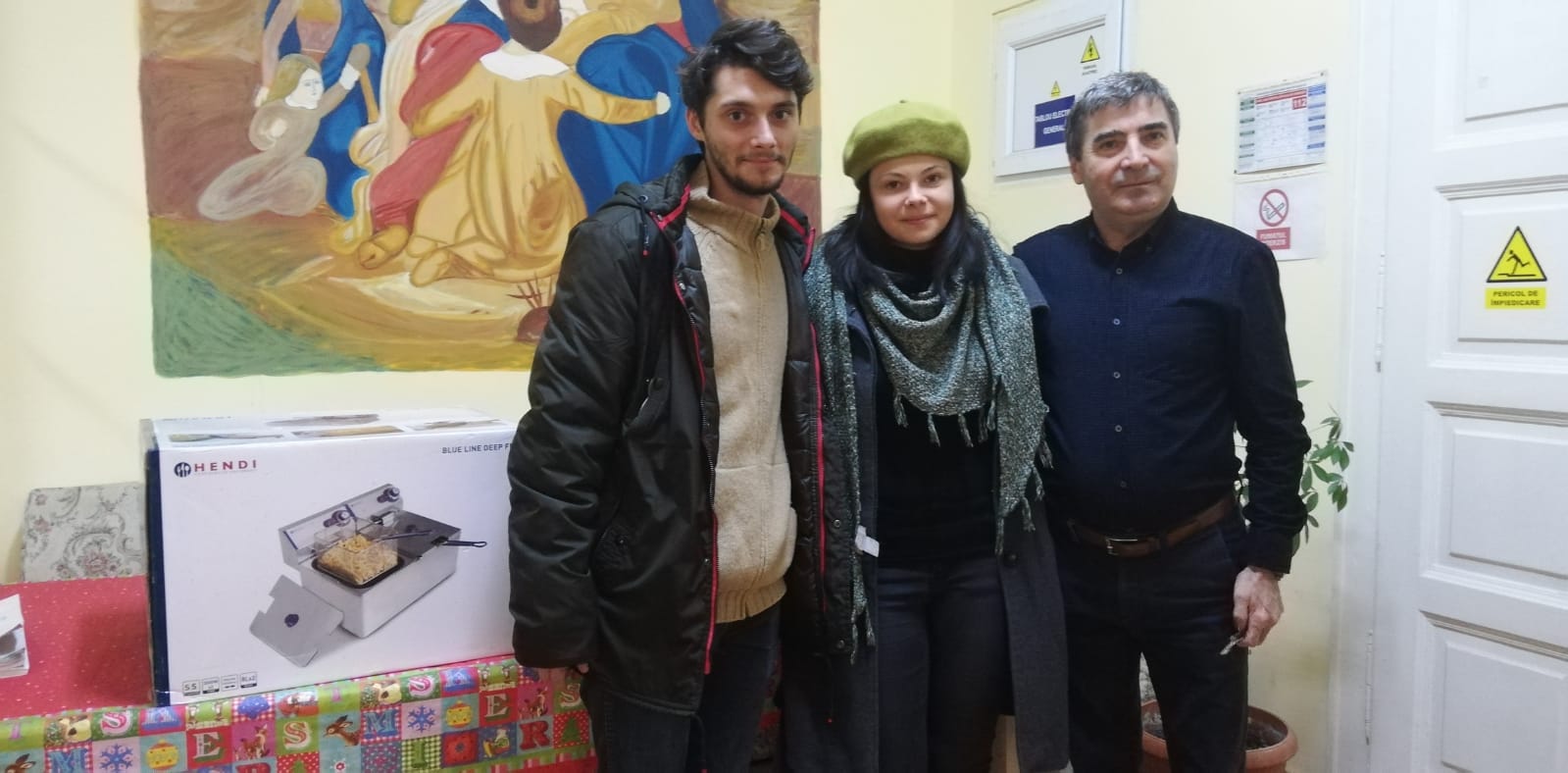 Actorii spectacolului caritabil „Să dai cu căciula în câini”, în vizită cu daruri la Complexul „Prichindelul”