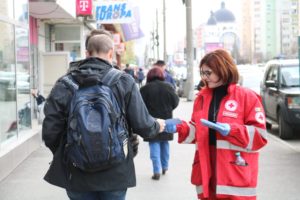 Crucea Roșie Sibiu: Campanie preventivă pe străzile orașului despre Covid 19