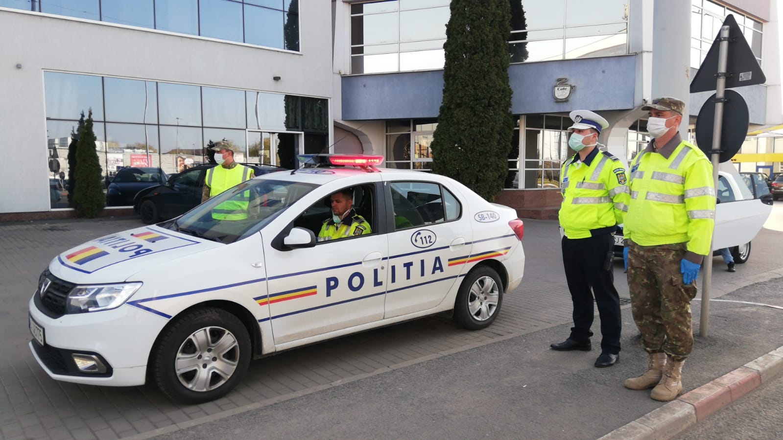 Imnul României a răsunat pe străzile din Sibiu din autospecialele de Poliție