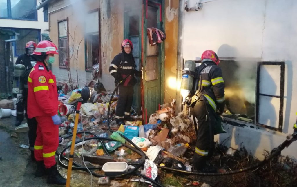Femeie rănită după ce o casă a luat foc în Sibiu