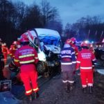 Doi morți în urma unui impact frontal între un microbuz și un autocamion