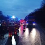 Doi morți în urma unui impact frontal între un microbuz și un autocamion