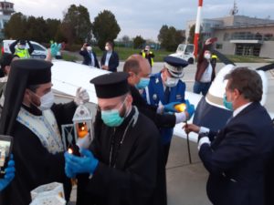 Foto | Lumina Sfântă de la Ierusalim a ajuns în Sibiu