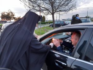 Foto | Lumina Sfântă de la Ierusalim a ajuns în Sibiu