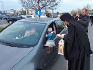 Foto | Lumina Sfântă de la Ierusalim a ajuns în Sibiu