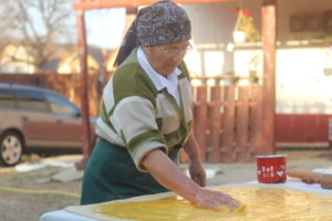 Foto | Mama Ica și „Hencleșul” cu miros de copilărie