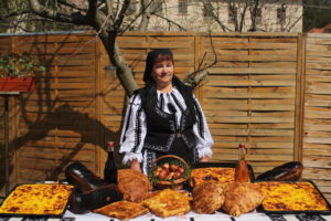 Foto | Mama Ica și „Hencleșul” cu miros de copilărie