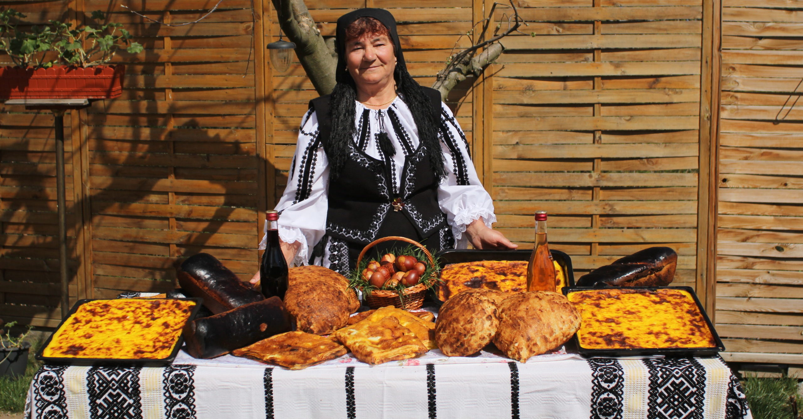 Foto | Mama Ica și „Hencleșul” cu miros de copilărie