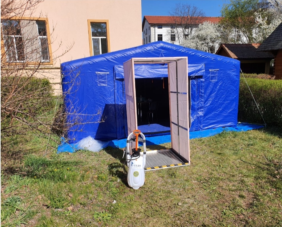 Stație pentru decontaminare cu produse biocide, donată personalului medical din Sibiu
