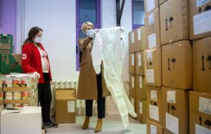 25.000 de măști, 4.000 de combinezoane, 1.000 de viziere și 50.000 perechi de mănuși vor ajunge la cadrele medicale