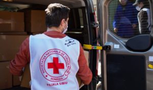 25.000 de măști, 4.000 de combinezoane, 1.000 de viziere și 50.000 perechi de mănuși vor ajunge la cadrele medicale