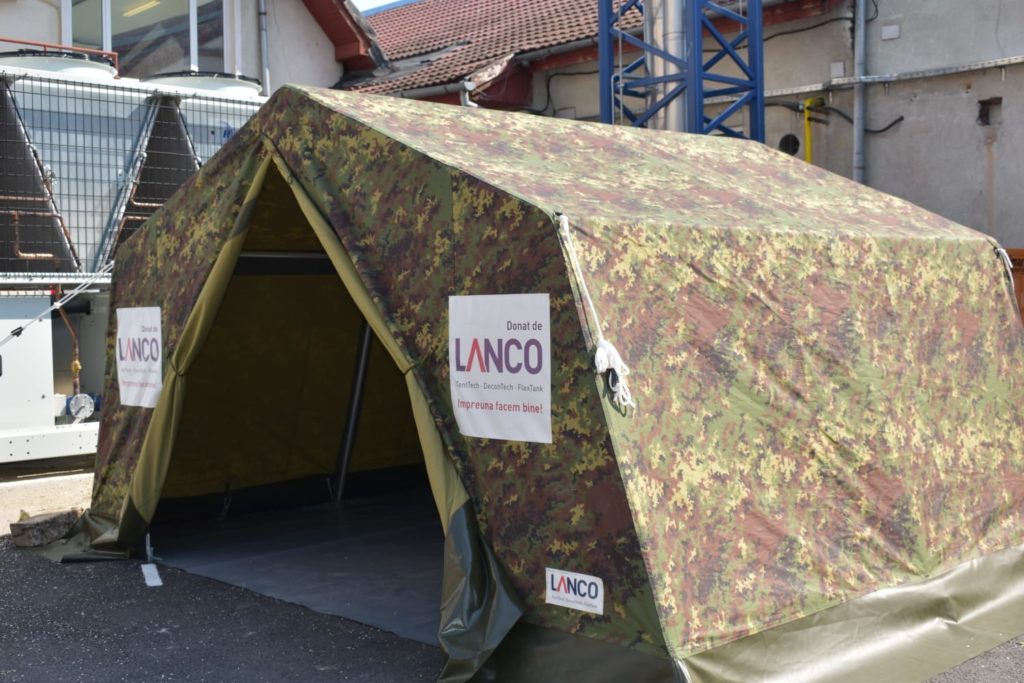 VIDEO | Cort vestiar pentru triajul epidemiologic, cadou de iepuraș pentru Spitalul Militar