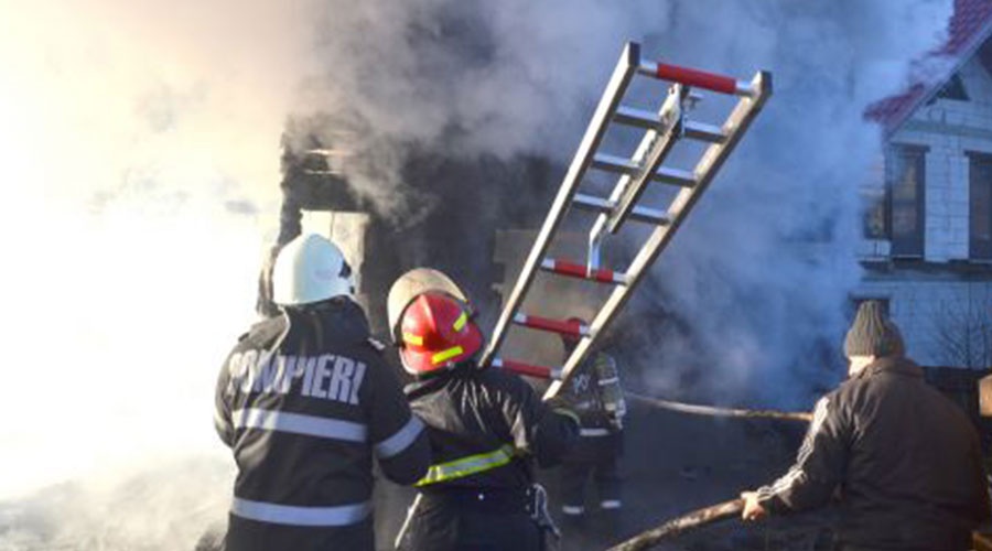 Incendiu la Sliminic: Flăcările se manifestă la o casă și o șură