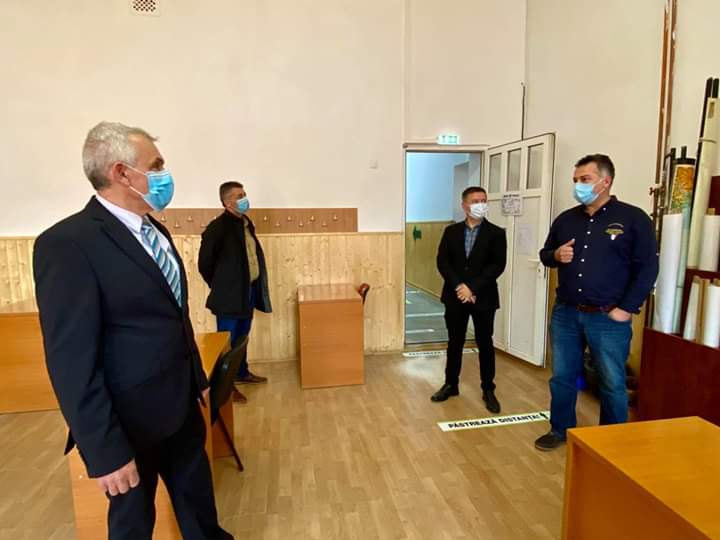 Prefectul Sibiului a verificat condițiile din școli