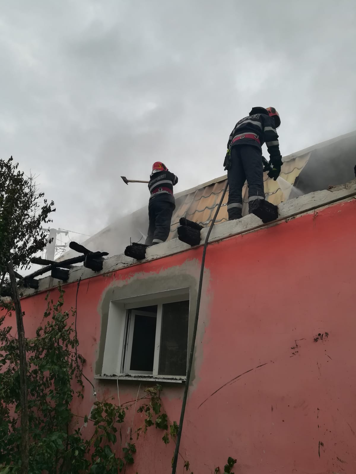 Pompierii militari au intervenit la lichidarea unui incendiu în localitatea Boian