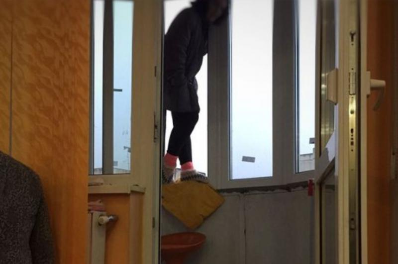 Sibiu | Un bărbat aflat în carantină a vrut să se arunce de pe balconul camerei