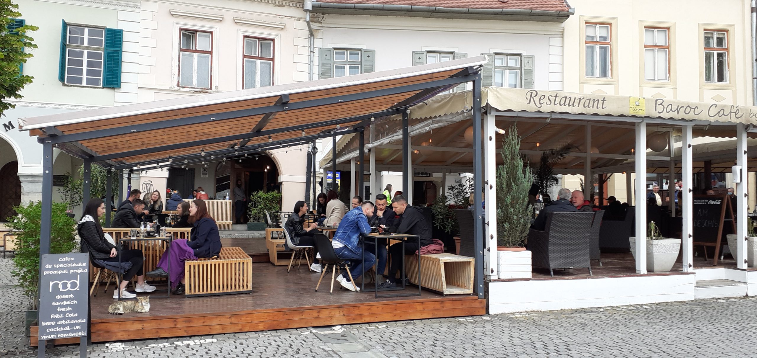FOTO/ VIDEO | Forfotă în Centrul Sibiului, după ce terasele s-au deschis