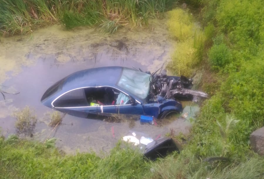 În zona localității Bradu un autoturism a ieșit de pe partea carosabilă într-o zona mlăștinoasă
