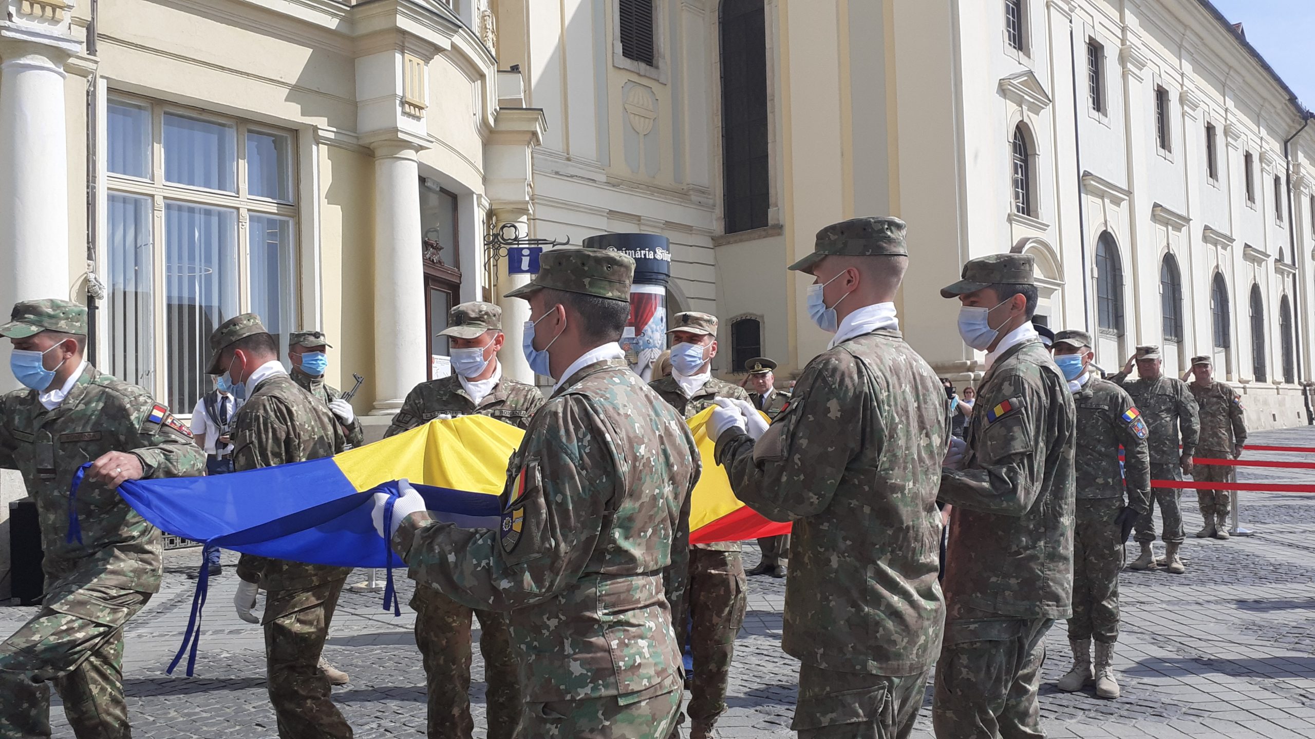 FOTO/ VIDEO Ziua Drapelului Național, sărbătorită în Piața Mare