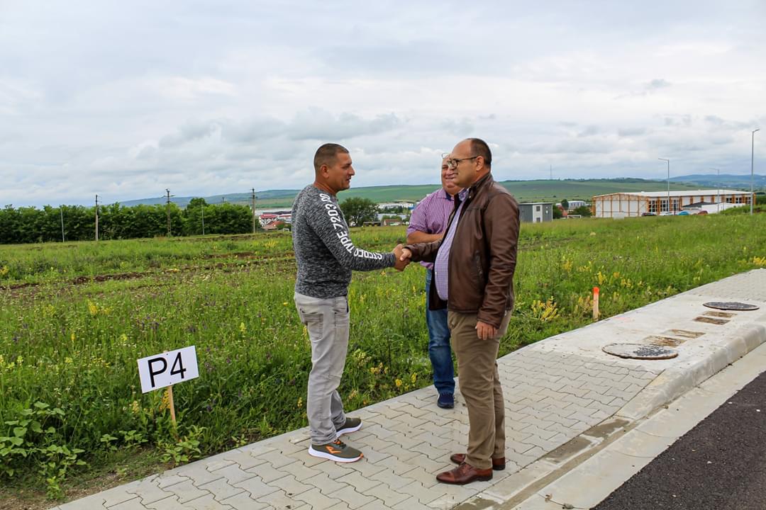O casă pentru fiecare- 41 de familii din Șura Mică au primit gratuit loturi de teren pentru construierea unei locuințe