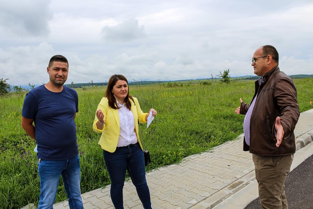 O casă pentru fiecare- 41 de familii din Șura Mică au primit gratuit loturi de teren pentru construierea unei locuințe