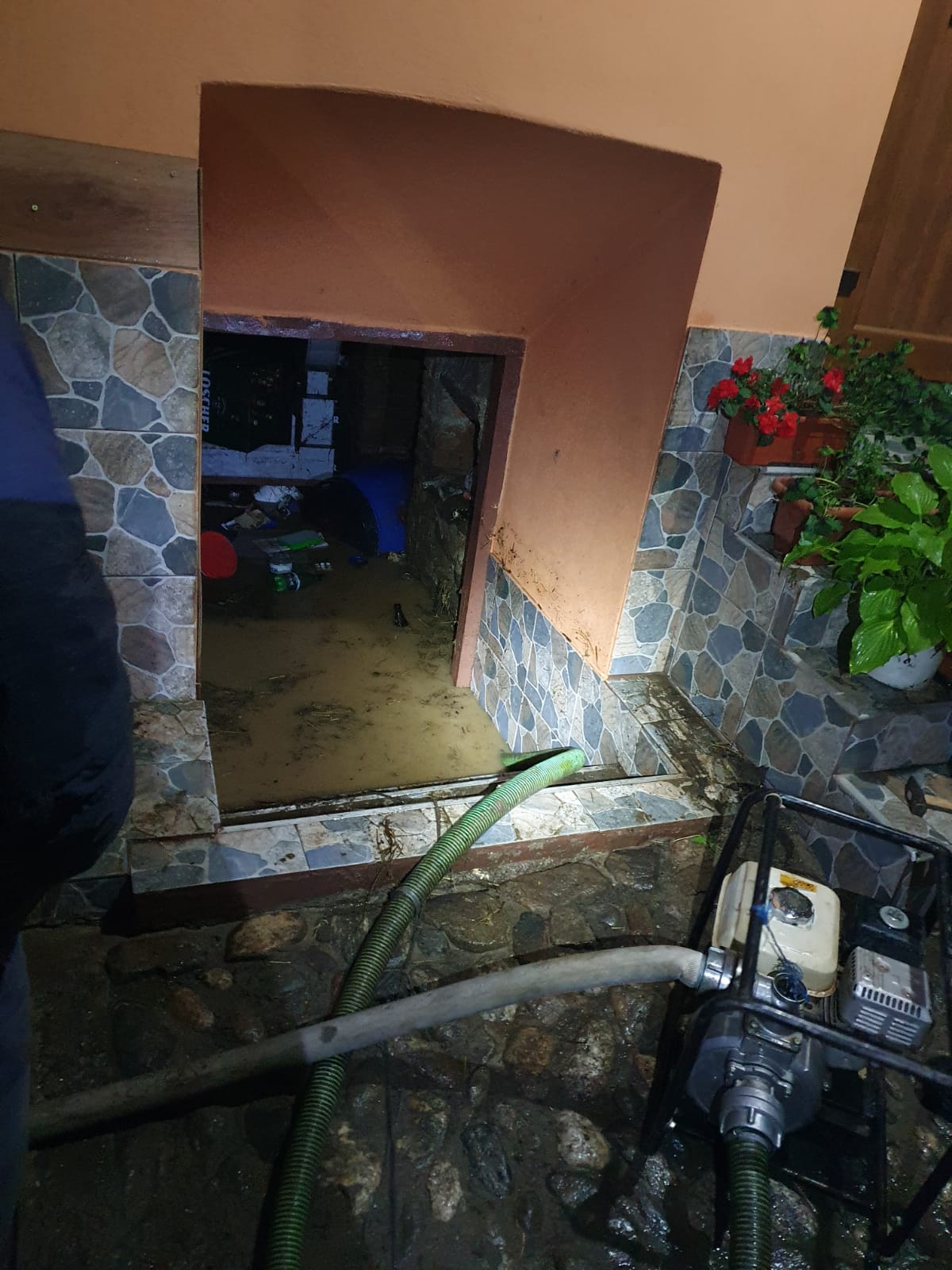 Patru subsoluri ale unor gospodării din Gura Râului, inundate de apă