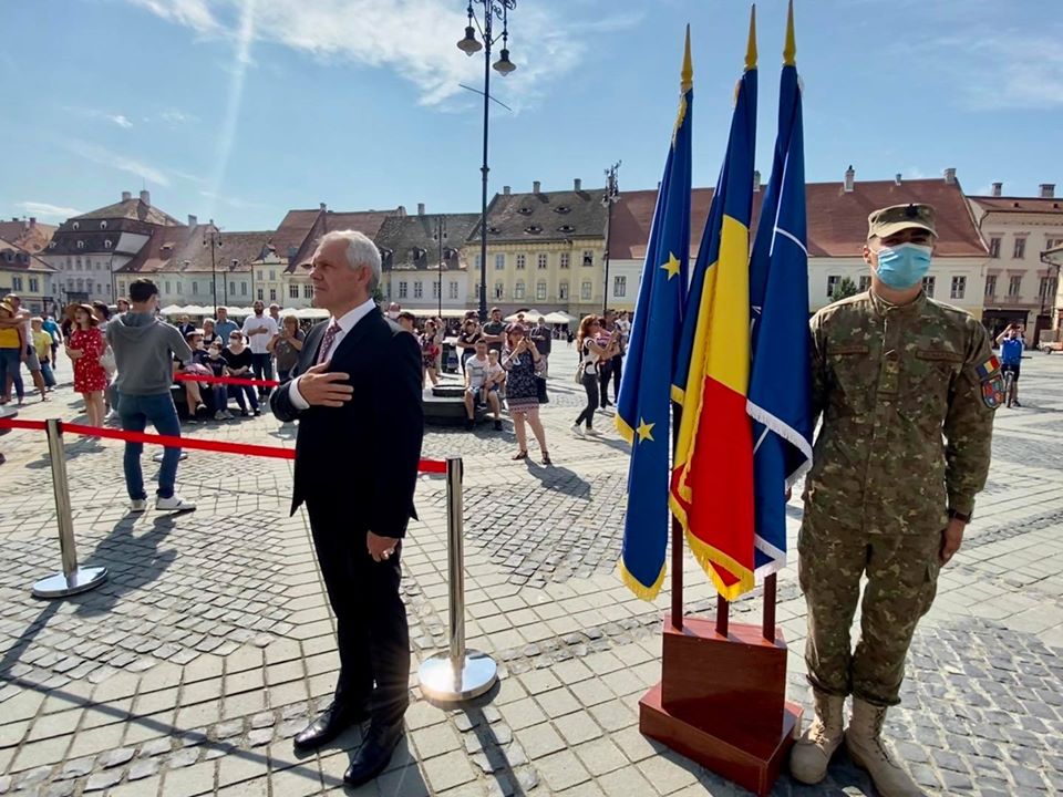 Mesajul oficialităților și al instituțiilor sibiene de Ziua Drapelului Național