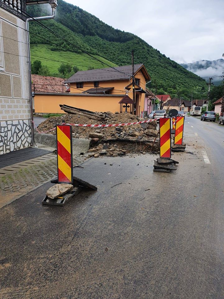 Din cauza precipitațiilor abundente din cursul acestei luni au fost afectate trei drumuri județene