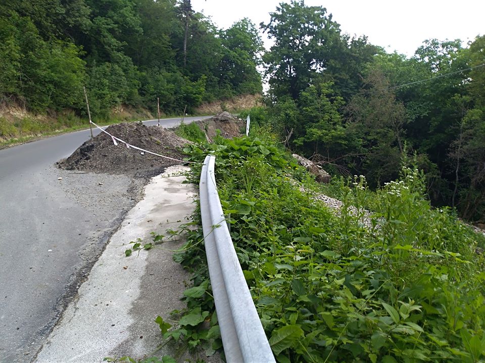 Din cauza precipitațiilor abundente din cursul acestei luni au fost afectate trei drumuri județene