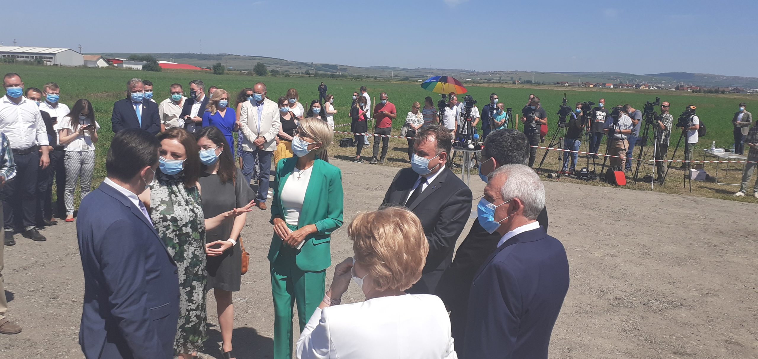 Premierul Orban, Ministrul Sănătății Nelu Tătaru, alături de președinta CJ Daniela Cîmpean în vizită la amplasamentul noului spital județean
