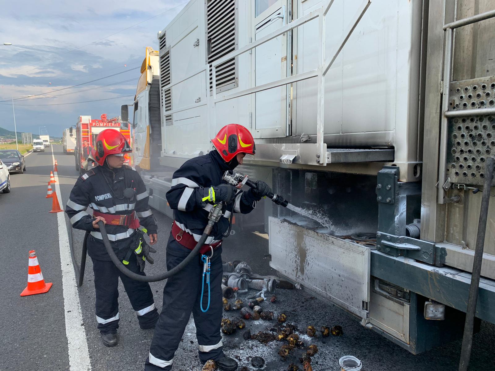 Autocamion de transport utilaj a luat foc în mers pe autostrada Sibiu - Sebeș