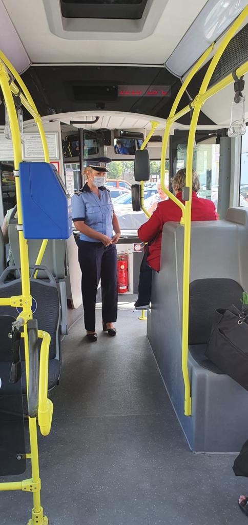 235 de polițiști, jandarmi și polițiști locali au fost angrenați în acțiuni de verificare a respectării măsurilor impuse de COVID-19