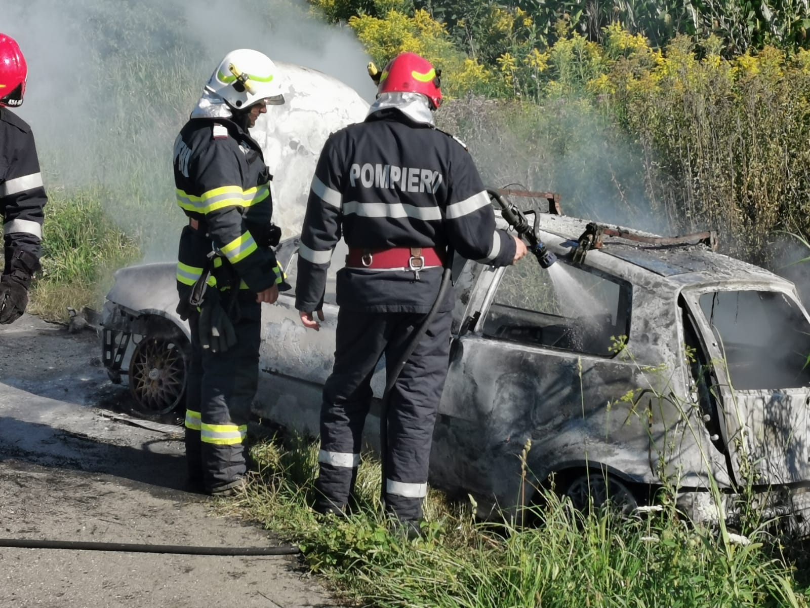 O mașină s-a făcut scrum pe raza localității Boarta după ce a luat foc în mers