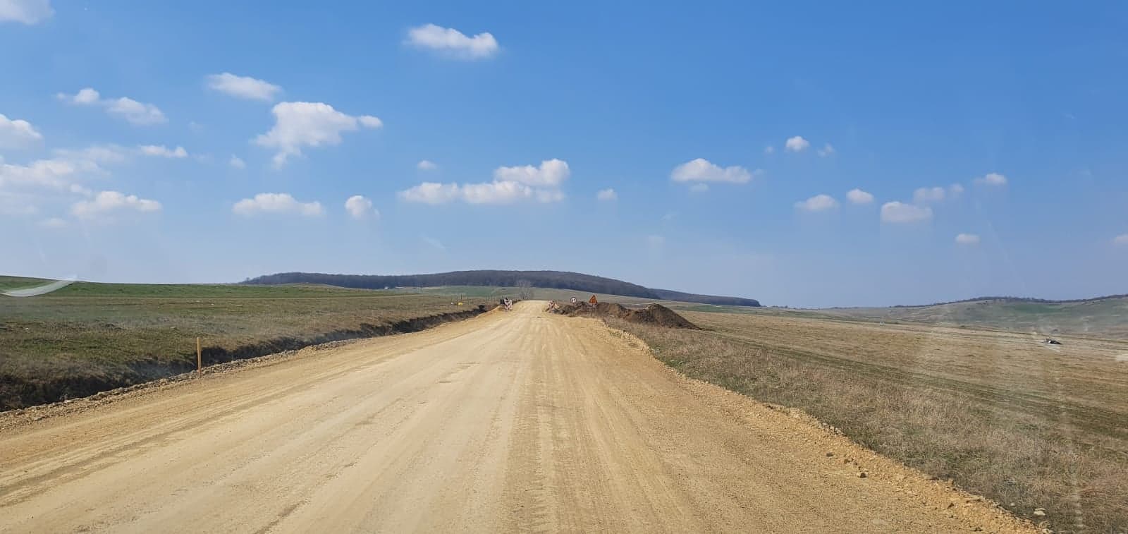 FOTO- Drumul județean 106 T Ocna Sibiului  - Topârcea – intersecție cu DJ 106 G (Ludoș) va fi modernizat până la sfârșitul anului