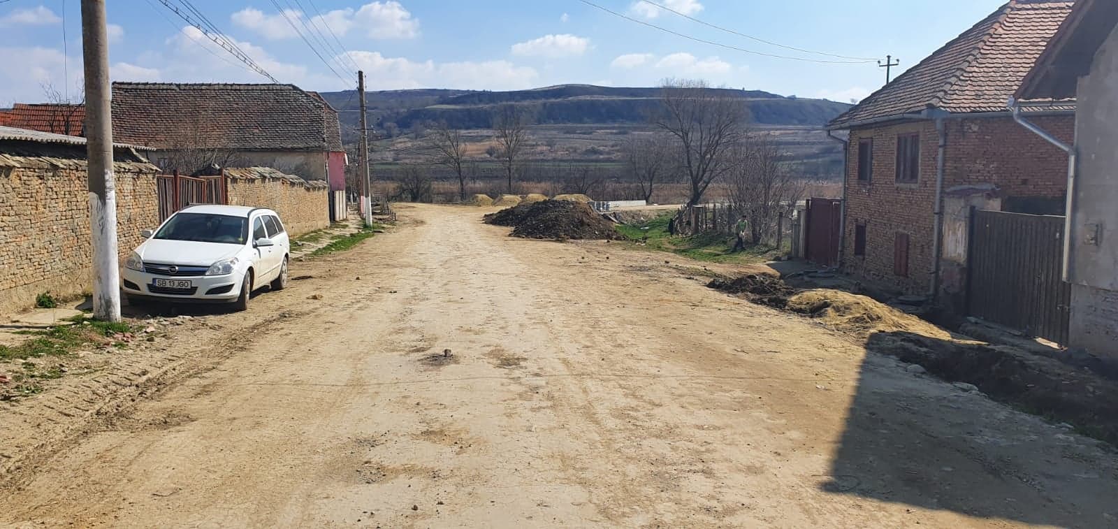 FOTO- Drumul județean 106 T Ocna Sibiului  - Topârcea – intersecție cu DJ 106 G (Ludoș) va fi modernizat până la sfârșitul anului