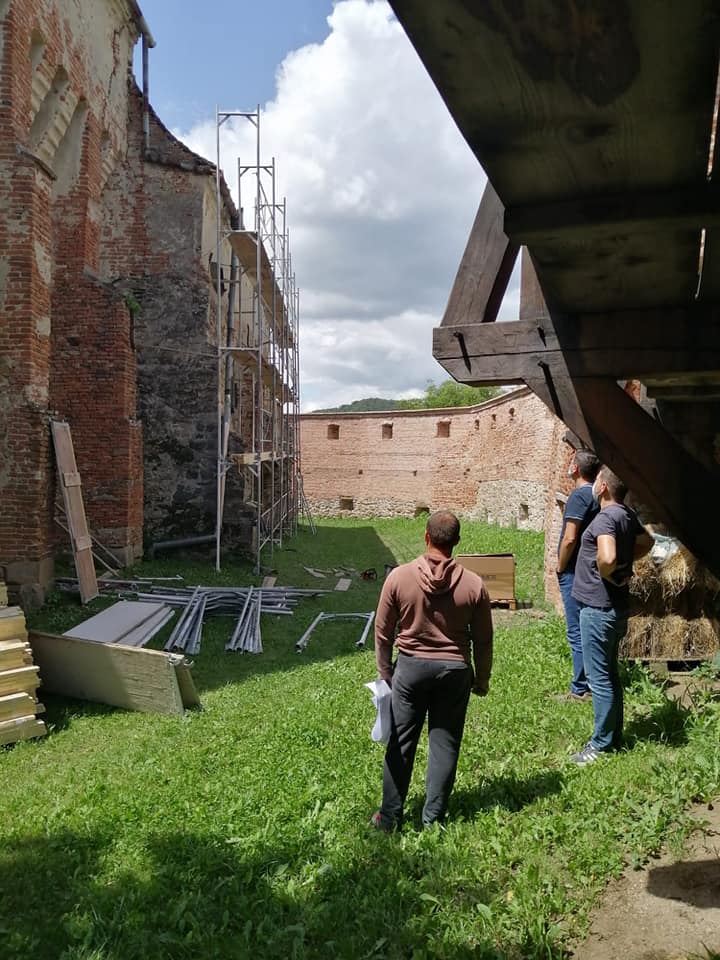 Fundația Mihai Eminescu Trust încheie cu succes prima lună a lucrărilor de restaurare a bisericii evanghelice din Alma Vii