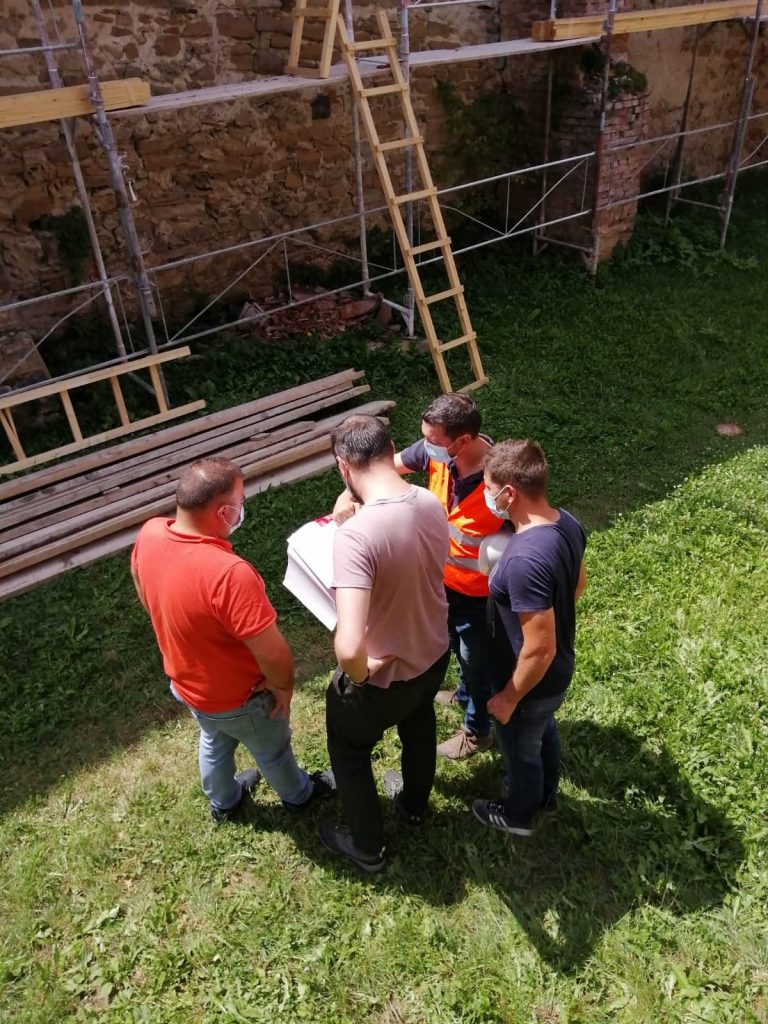 Fundația Mihai Eminescu Trust încheie cu succes prima lună a lucrărilor de restaurare a bisericii evanghelice din Alma Vii