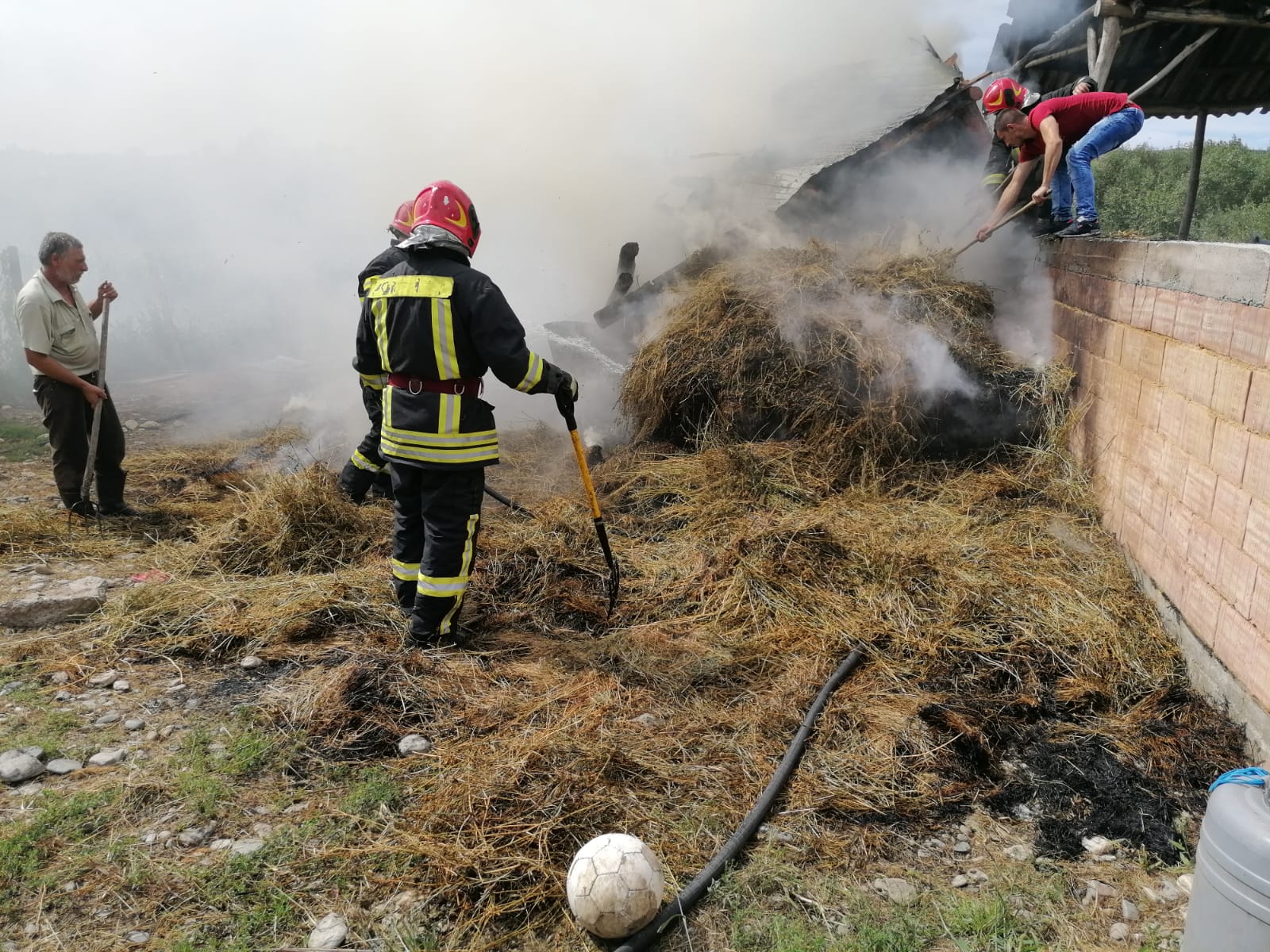 FOTO- VIDEO Pompierii au intervenit de urgență la un incendiu în satul Nou