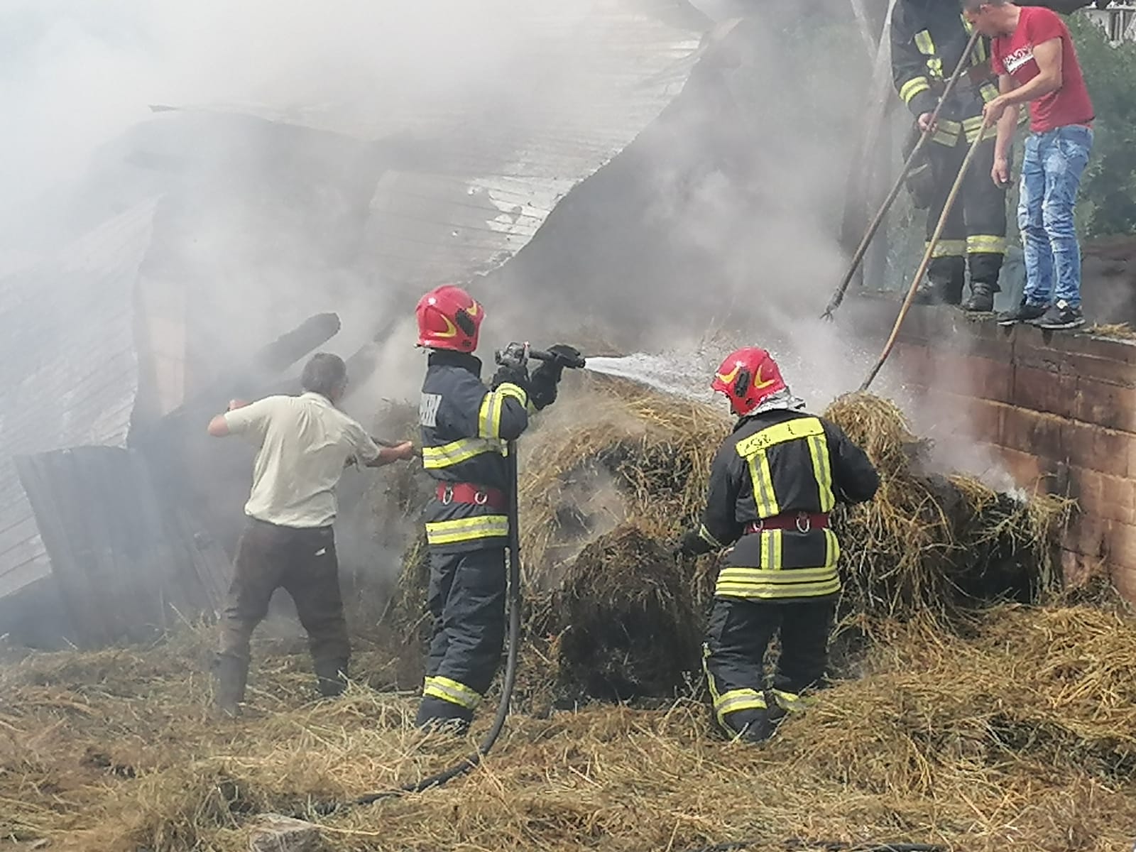 FOTO- VIDEO Pompierii au intervenit de urgență la un incendiu în satul Nou