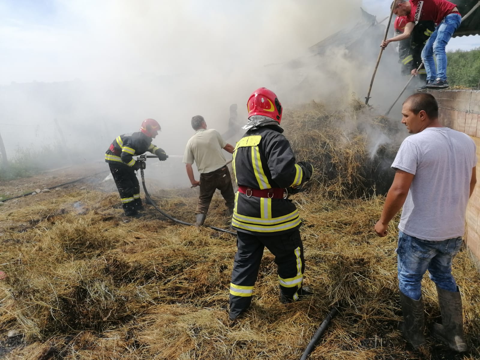 FOTO- VIDEO Pompierii au intervenit de urgență la un incendiu în satul Nou