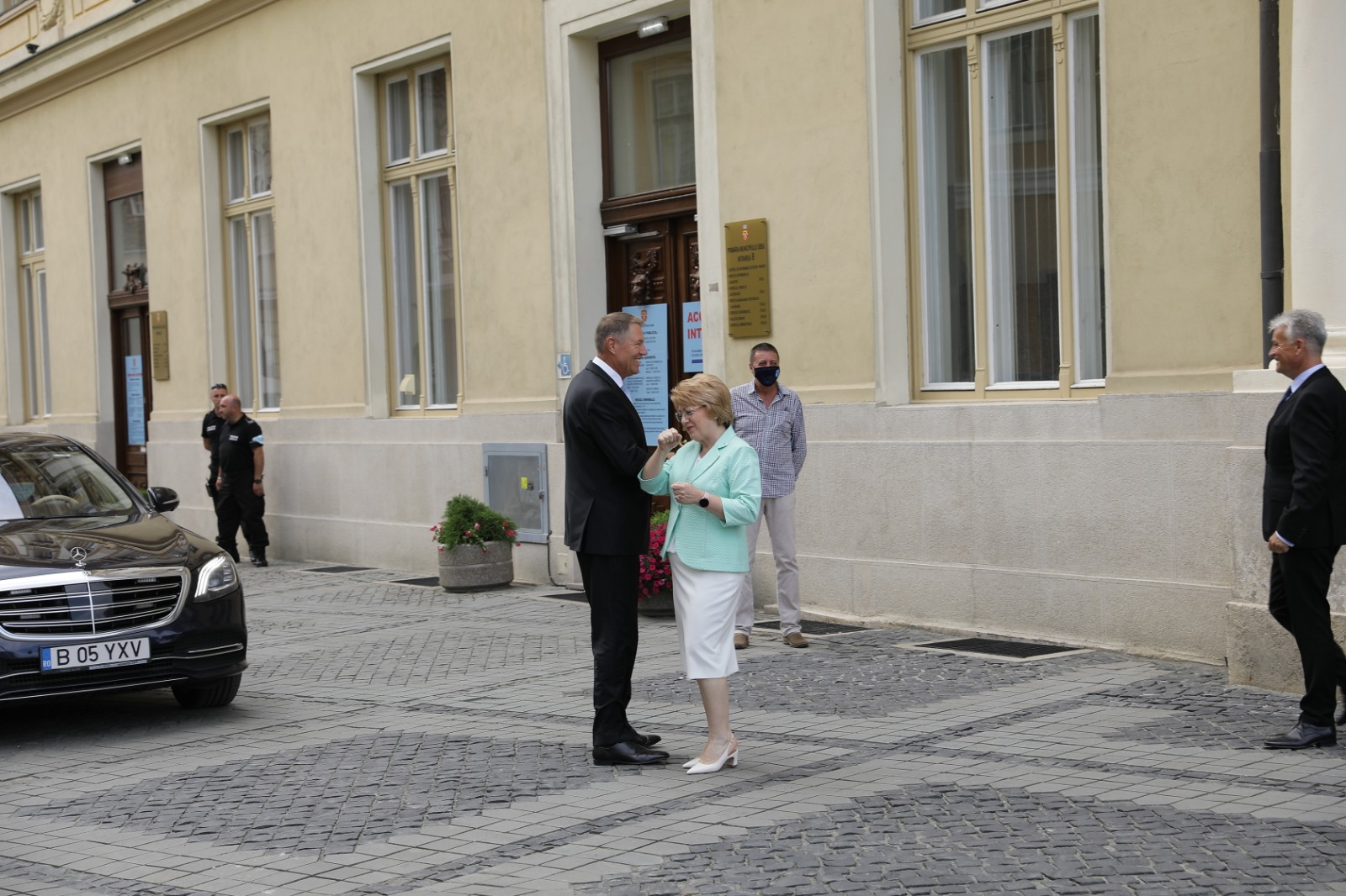 FOTO - Klaus Iohannis a strâns mâna candidaților FDGR pentru alegerile locale din Sibiu
