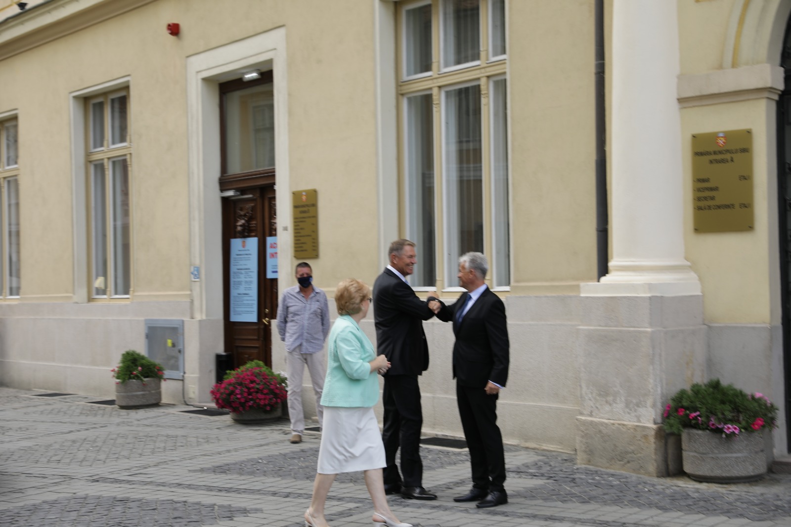 FOTO - Klaus Iohannis a strâns mâna candidaților FDGR pentru alegerile locale din Sibiu