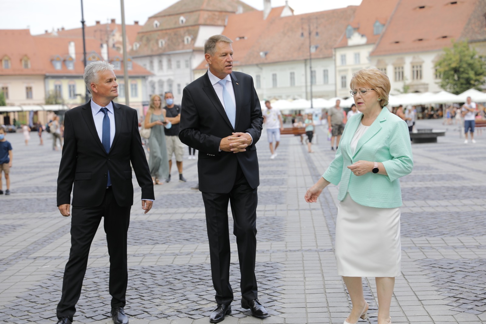 FOTO - Klaus Iohannis a strâns mâna candidaților FDGR pentru alegerile locale din Sibiu