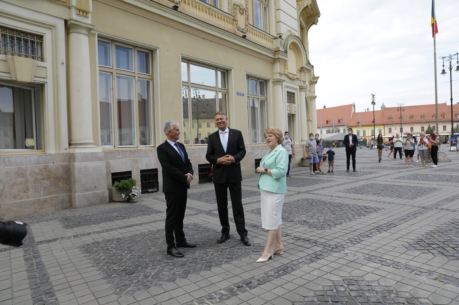 FOTO - Klaus Iohannis a strâns mâna candidaților FDGR pentru alegerile locale din Sibiu