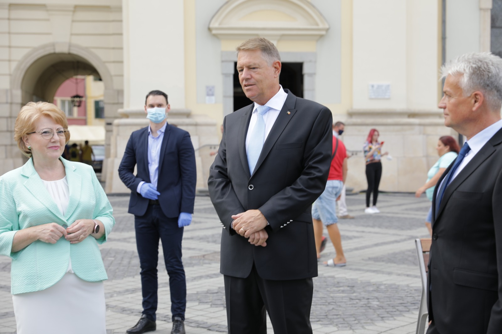 FOTO - Klaus Iohannis a strâns mâna candidaților FDGR pentru alegerile locale din Sibiu